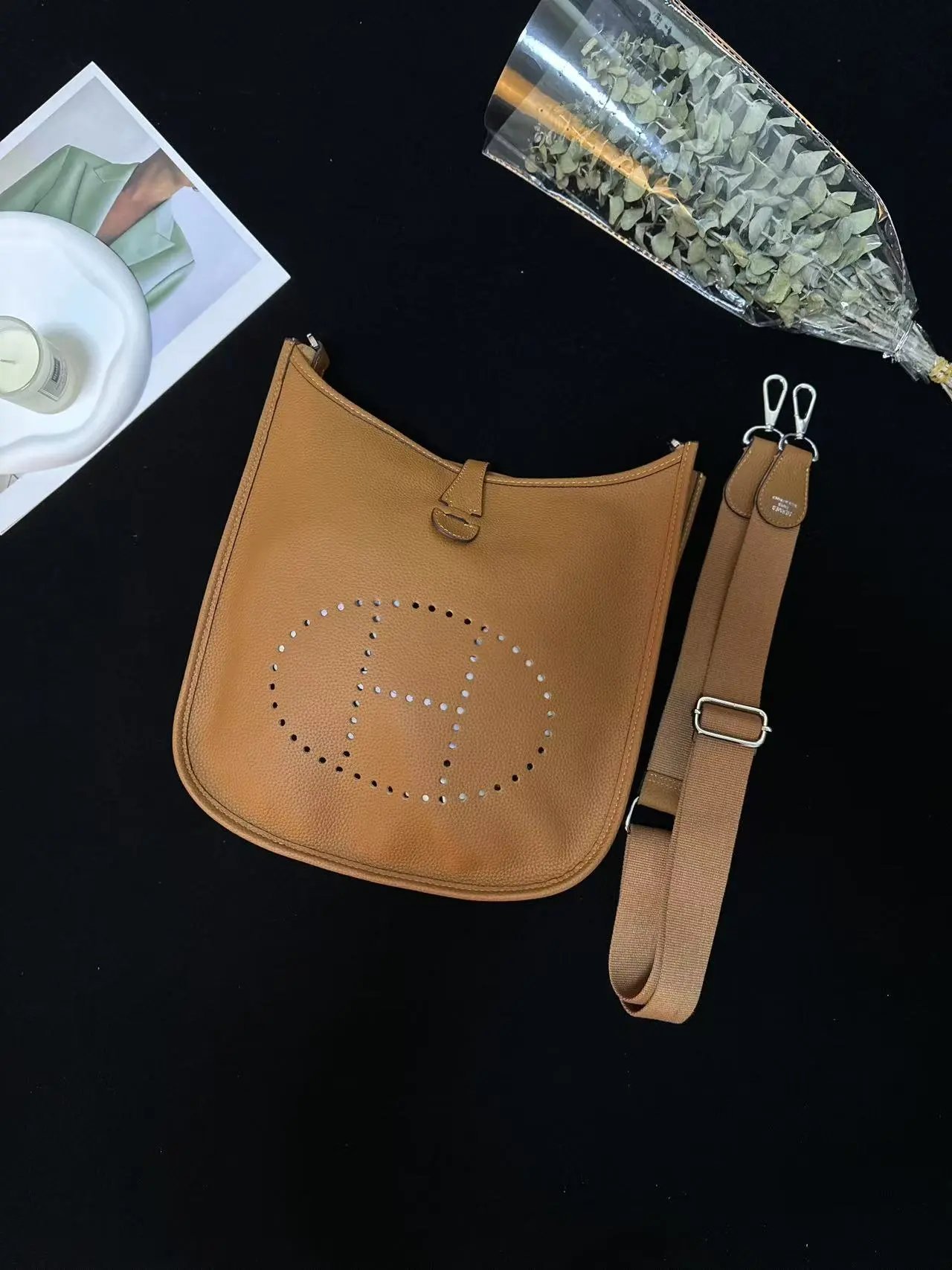 ⭐⭐H05⭐62 银扣按扣开 牛皮 斜挎包 女款金棕色 长29cm 宽8cm 高30cm 源源