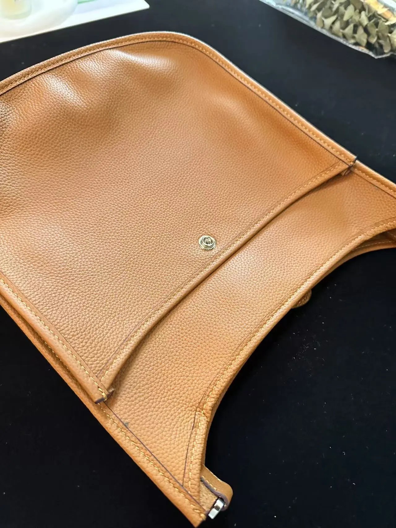 ⭐⭐H05⭐62 银扣按扣开 牛皮 斜挎包 女款金棕色 长29cm 宽8cm 高30cm 源源