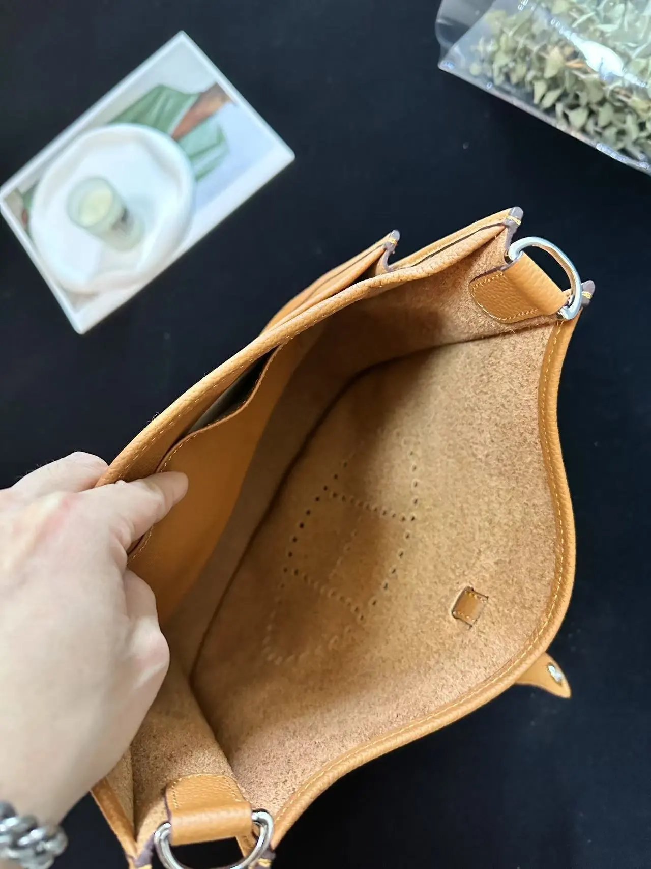 ⭐⭐H05⭐62 银扣按扣开 牛皮 斜挎包 女款金棕色 长29cm 宽8cm 高30cm 源源