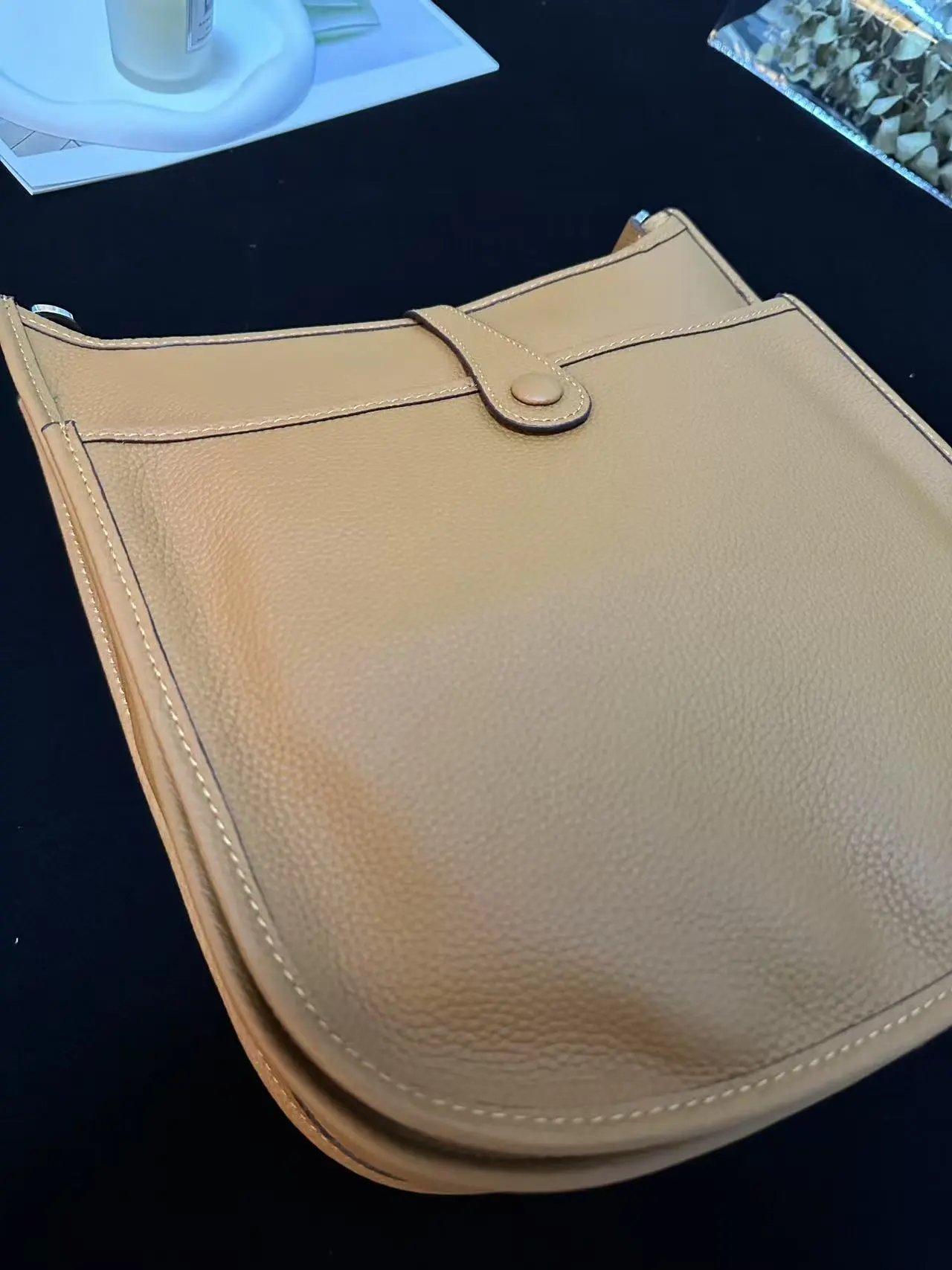 ⭐⭐H05⭐62 银扣按扣开 牛皮 斜挎包 女款金棕色 长29cm 宽8cm 高30cm 源源