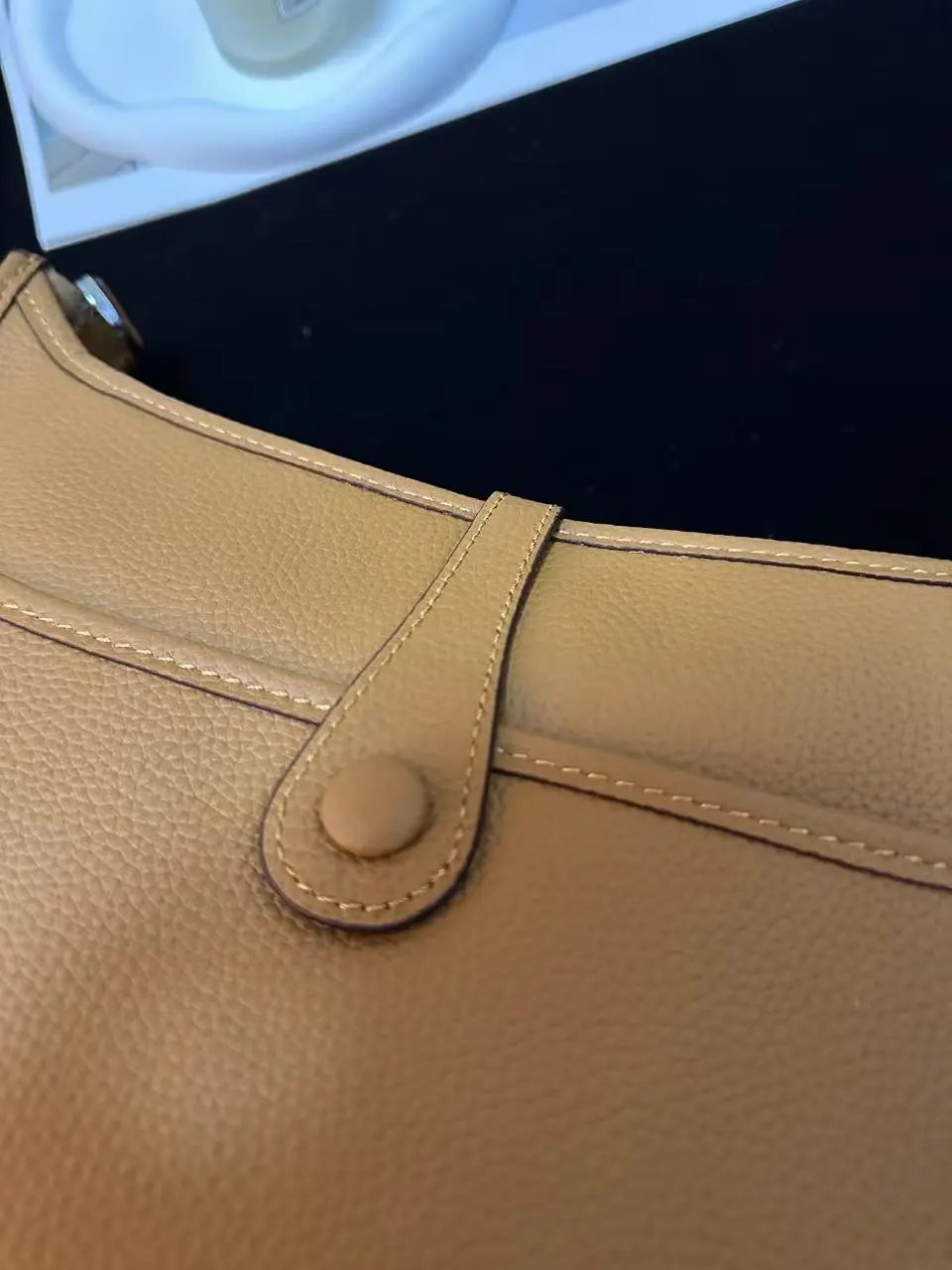 ⭐⭐H05⭐62 银扣按扣开 牛皮 斜挎包 女款金棕色 长29cm 宽8cm 高30cm 源源